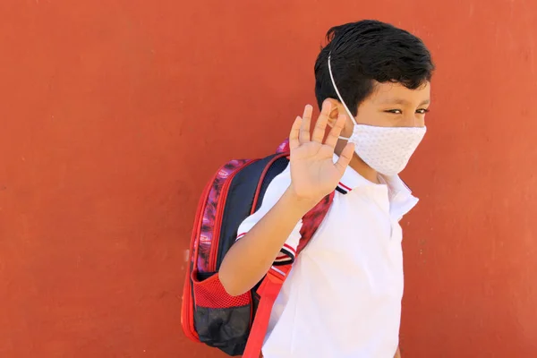 Latino Αγόρι Στολή Πουκάμισο Σακίδιο Και Μάσκα Πίσω Στο Σχολείο — Φωτογραφία Αρχείου