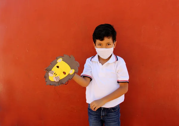 Menino Latino Camisa Uniforme Orgulhosamente Alegremente Mostra Máscara Leão Que — Fotografia de Stock