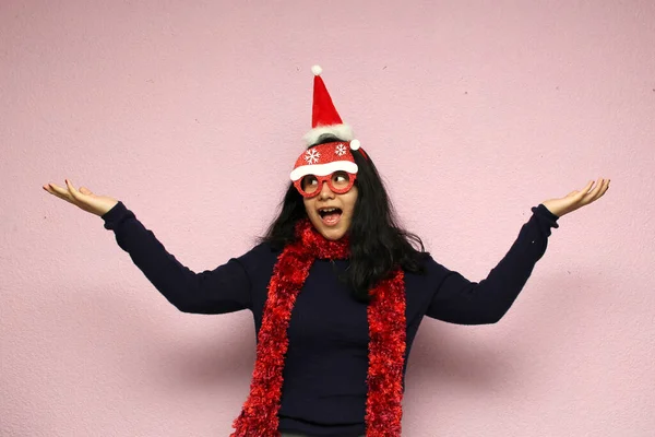 Fiatal Latin Tinédzser Karácsonyi Kalap Szemüveg Mutatja Boldogságát Lelkesedését Érkezése — Stock Fotó