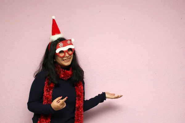 Fiatal Latin Tinédzser Karácsonyi Kalap Szemüveg Mutatja Boldogságát Lelkesedését Érkezése — Stock Fotó