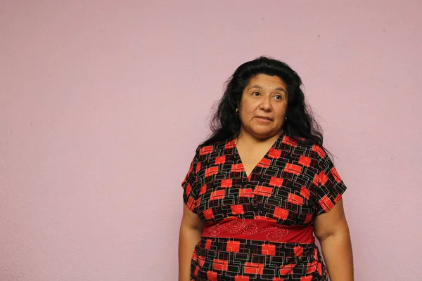 Vücut Pozitifliği Şişman Latin Yetişkin Kadın Bir Şeylerin Yolunda Gitmediğine — Stok fotoğraf