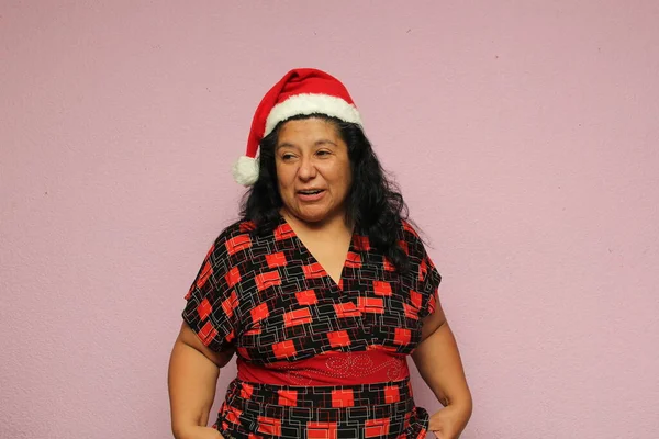 Şişman Latin Kadın Vücudu Noel Şapkası Gözlüklü Latin Pozitiftir Aralık — Stok fotoğraf