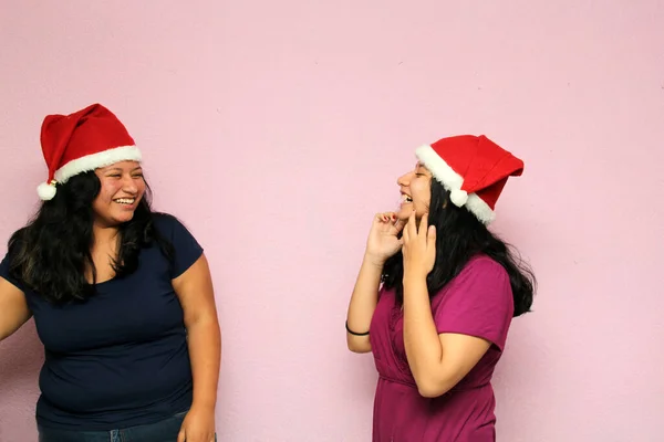 Latin Nővérek Barátok Karácsonyi Kalap Szemüveg Játszanak Egymással Miközben Ünneplik — Stock Fotó