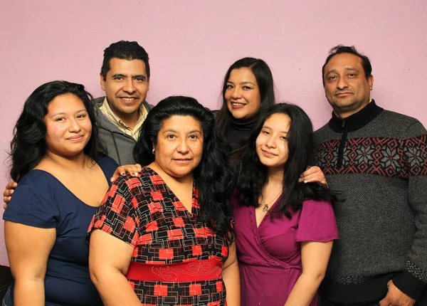 Πορτρέτο Μιας Πραγματικής Μεξικανικής Οικογένειας Λατίνων Διαφορετικά Σώματα Πατέρα Μητέρα — Φωτογραφία Αρχείου