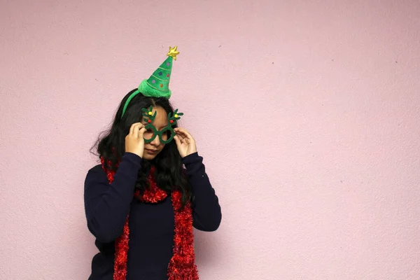 성탄절 모자와 안경을 소녀는 이되자 성탄절을 싫어하며 분노를 느낀다 — 스톡 사진