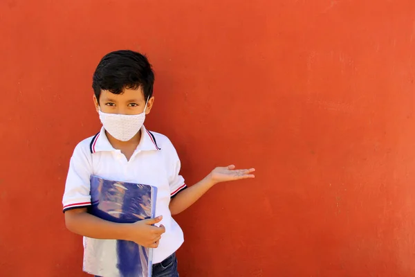 Niño Latino Con Camisa Uniforme Máscara Mochila Cuaderno Botella Agua —  Fotos de Stock