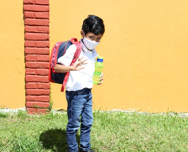 Niño Latino Con Camisa Uniforme Máscara Mochila Cuaderno Botella Agua —  Fotos de Stock