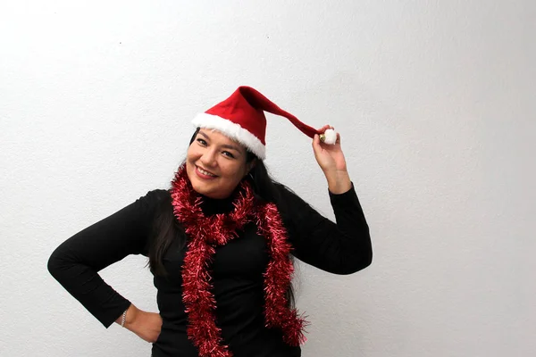 Mulher Adulta Latina Com Chapéu Guirlanda Natal Mostra Seu Entusiasmo — Fotografia de Stock