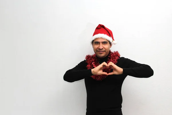 Sötét Hajú Latin Felnőtt Férfi Sapkával Karácsonyi Koszorúval Mutatja Lelkesedését — Stock Fotó