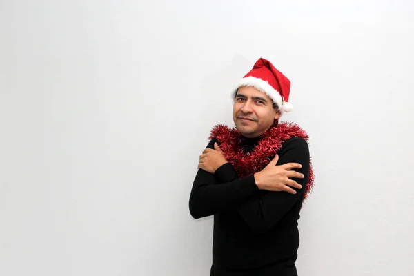Dunkelhaariger Erwachsener Mann Mit Hut Und Weihnachtsgirlanden Zeigt Seine Begeisterung — Stockfoto
