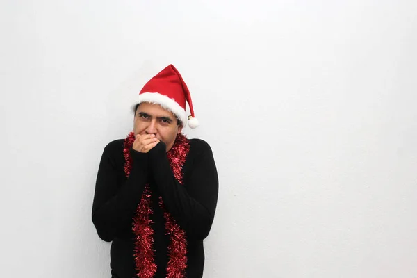 Dunkelhaariger Erwachsener Mann Mit Hut Und Weihnachtsgirlanden Zeigt Seine Begeisterung — Stockfoto