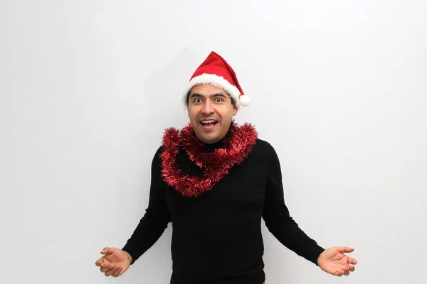 Sötét Hajú Latin Felnőtt Férfi Sapkával Karácsonyi Koszorúval Mutatja Lelkesedését — Stock Fotó