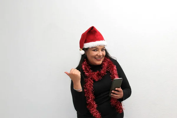 Latin Felnőtt Karácsonyi Kalap Vörös Koszorú Mint Sál Mutatja Mobiltelefon — Stock Fotó
