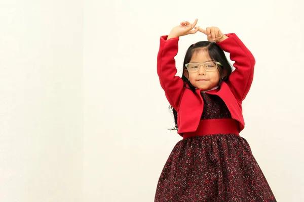 Pequena Menina Latina Morena Com Óculos Elegante Vestido Vermelho Está — Fotografia de Stock