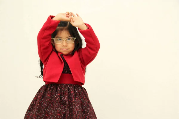 Pequena Menina Latina Morena Com Óculos Elegante Vestido Vermelho Está — Fotografia de Stock