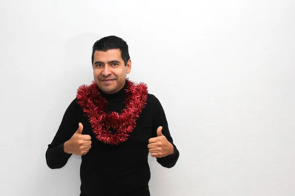 Hombre Adulto Latino Oscuro Con Sombrero Guirnalda Navidad Emocionado Feliz —  Fotos de Stock