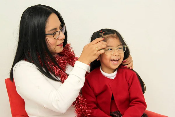 Latina Mama Córka Okularach Girlanda Świąteczna Pokazać Swój Entuzjazm Szczęście — Zdjęcie stockowe