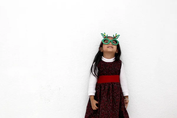 Malá Brunetka Latina Dívka Vánočních Brýlích Party Šaty Ukazuje Své — Stock fotografie