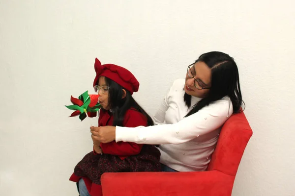 Mamá Hija Latinas Con Adornos Decoraciones Navideñas Muestran Felicidad Emoción — Foto de Stock