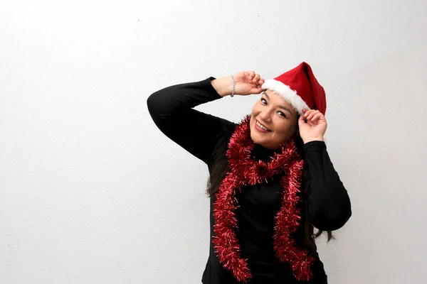 Latin Adult Woman Hat Christmas Garland Shows Her Enthusiasm Arrival — Stock Fotó