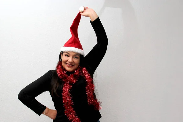 Latin Adult Woman Hat Christmas Garland Shows Her Enthusiasm Arrival — Stock Fotó