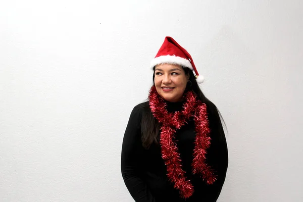 Latin Adult Woman Hat Christmas Garland Shows Her Enthusiasm Arrival — Stock Fotó