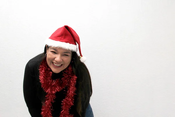 Latin Adult Woman Hat Christmas Garland Shows Her Enthusiasm Arrival — Stock Fotó