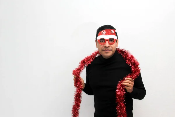 Hombre Adulto Latino Cabello Oscuro Con Sombrero Navidad Corona Gafas —  Fotos de Stock
