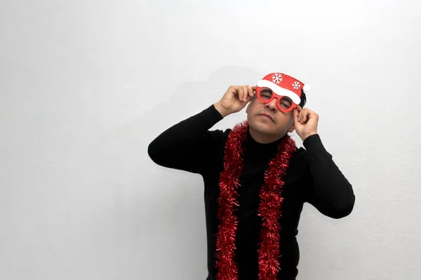 Homme Adulte Latino Aux Cheveux Bruns Avec Chapeau Noël Couronne — Photo