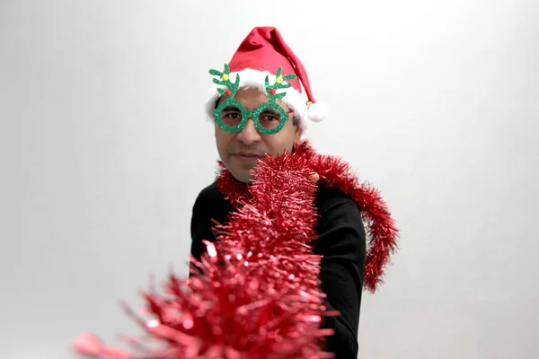 Homem Adulto Latino Cabelos Escuros Com Chapéu Natal Grinalda Óculos — Fotografia de Stock