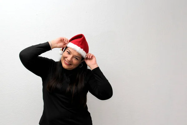 Latin Adult Woman Hat Christmas Garland Shows Her Enthusiasm Happiness — Stock Fotó