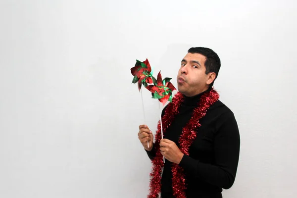 Latino Vuxen Man Med Julen Hatt Visar Jul Dekorationer Och — Stockfoto