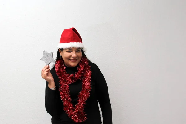 Latin Adult Woman Hat Garland Christmas Decorations Shows Her Happiness — Stock Fotó