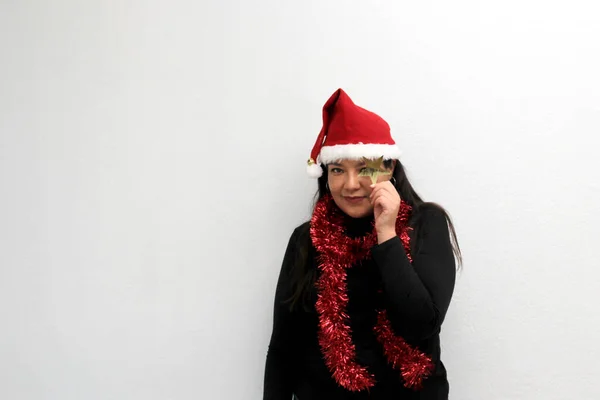 Latin Adult Woman Hat Garland Christmas Decorations Shows Her Happiness — Stock Fotó