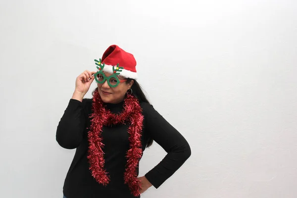 Latin Adult Woman Hat Garland Christmas Decorations Shows Her Enthusiasm — Stockfoto