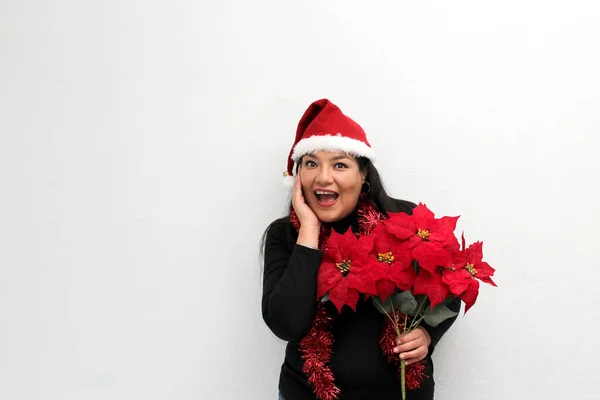 Latin Adult Woman Hat Garland Christmas Decorations Shows Her Enthusiasm — Stock Fotó