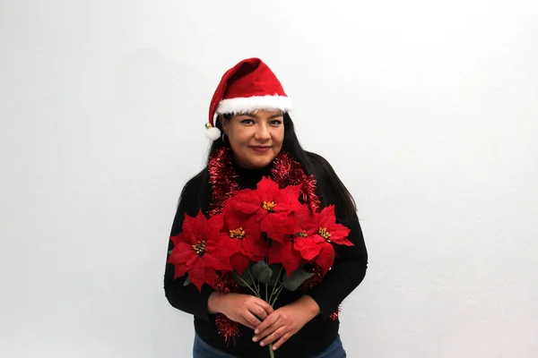 Latin Adult Woman Hat Garland Christmas Decorations Shows Her Enthusiasm — Stock Fotó