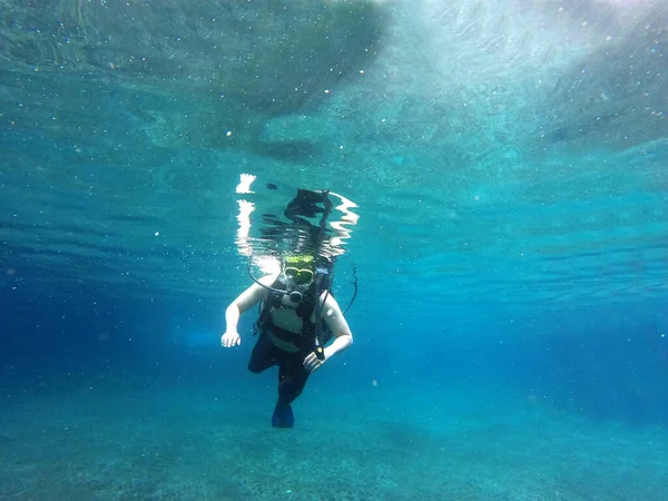 Latino Adult Man Dives Underwater Scuba Equipment Oxygen Tank Visor — 스톡 사진