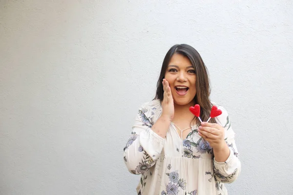 Latijnse Volwassen Vrouw Met Rode Hartvormige Lolly Haar Enthousiasme Voor — Stockfoto