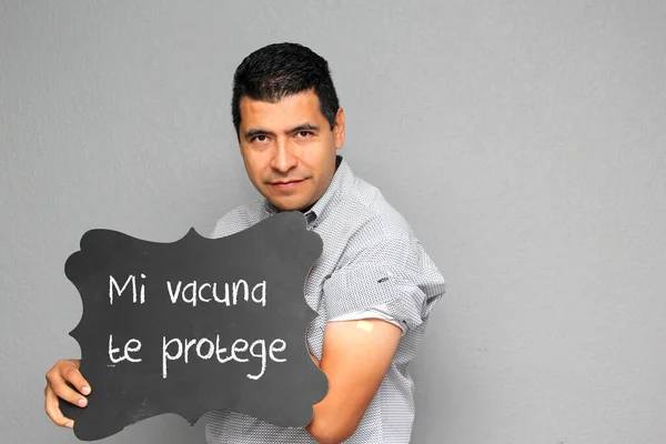 Homem Adulto Latino Mostra Seu Braço Que Acabou Receber Vacina — Fotografia de Stock