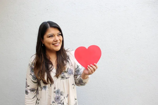 Latijnse Volwassen Vrouw Toont Groot Rood Hart Met Enthousiasme Voor — Stockfoto