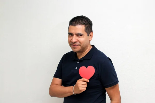 Homem Adulto Latino Mostra Grande Coração Vermelho Por Seu Entusiasmo — Fotografia de Stock
