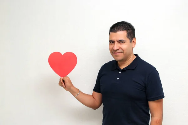 Homem Adulto Latino Com Grande Coração Vermelho Mostra Seu Entusiasmo — Fotografia de Stock