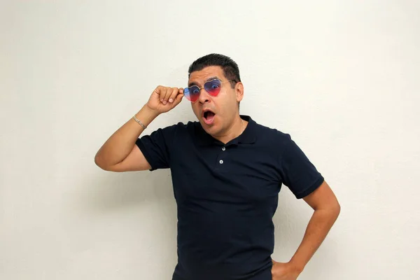 Hombre Adulto Latino Con Gafas Sol Forma Corazón Muestra Entusiasmo —  Fotos de Stock