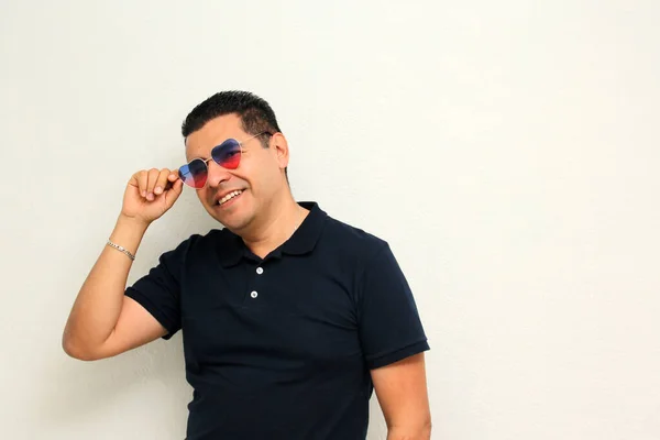 Hombre Adulto Latino Con Gafas Sol Forma Corazón Muestra Entusiasmo —  Fotos de Stock