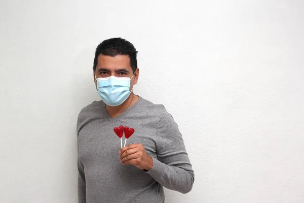 Взрослый Мужчина Латиноамериканец Красными Леденцами Форме Сердечка Маски Лица Пандемии — стоковое фото