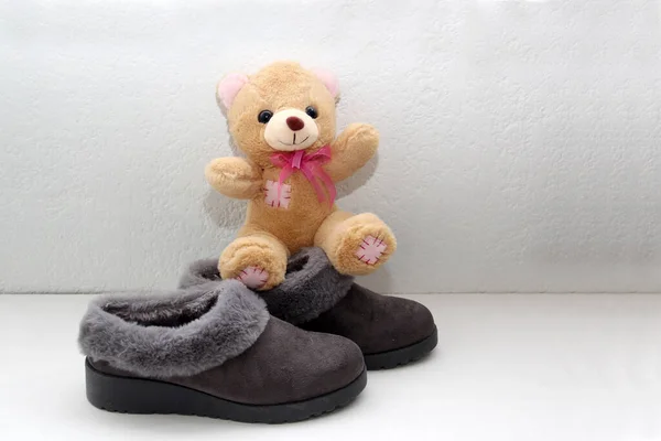 Les Chaussons Gris Peluches Confortables Prêts Reposer Aller Lit Côté — Photo