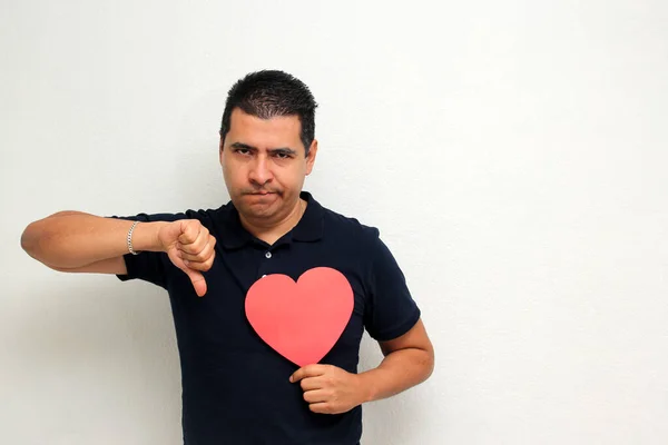 Hombre Adulto Latino Con Gran Corazón Rojo Muestra Ira Disgusto —  Fotos de Stock