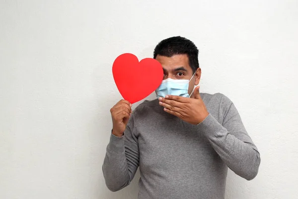 Латиноамериканский Взрослый Мужчина Красным Сердцем Проявляет Энтузиазм Поводу Прихода Февраля — стоковое фото