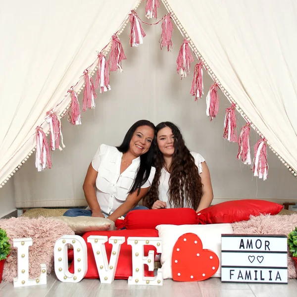 Hispanic Mother Daughter Show Love Teepee Sign Says Love Family — Stock Photo, Image